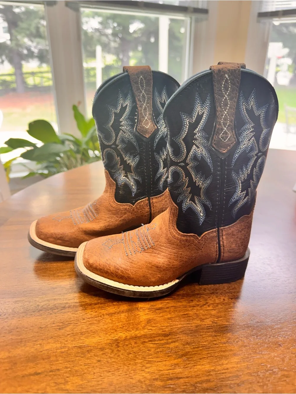 Ariat Tombstone Wide Square Toe Western Boot. Size boys or girls 8.5